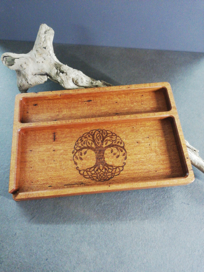 Drehunterlagen/Tray`s für Zigarettendreher!! Durchdachte unterlagen aus schönen Hölzern. Mit schönen Lasergravuren oder Pur.. Tray`s mit 1, 2, oder 3 Fächern in verschiedenen Größen.. Lasergravuren... Wie und Was gewünscht wird..